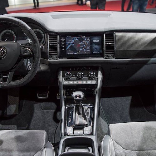 ŠKODA KODIAQ SPORTLINE, la casa automobilistica ceca presenta un elegante SUV di grandi dimensioni