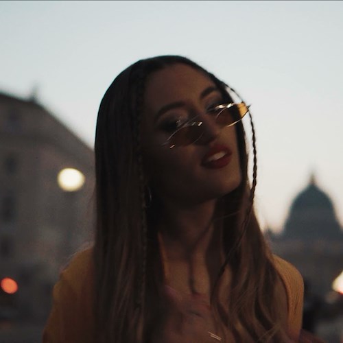 La giovane cantante "GRID" torna con il nuovo singolo “Intimo Glamour”