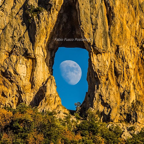 La "luna nel buco" di Fabio Fusco: «Mi sembra di sbirciare in Paradiso» /Foto