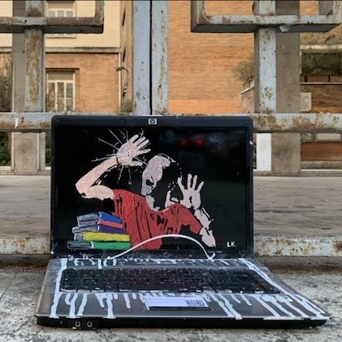 Liceo Giulio Cesare di Roma. La nuova opera della Street Artist Laika dal titolo "2021: IN PRESENZA, IN SICUREZZA"