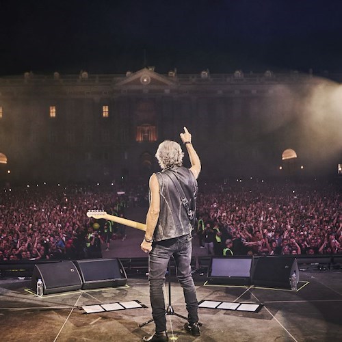 Ligabue, la magia di “Certe notti” conquista il Sud e illumina la Reggia di Caserta