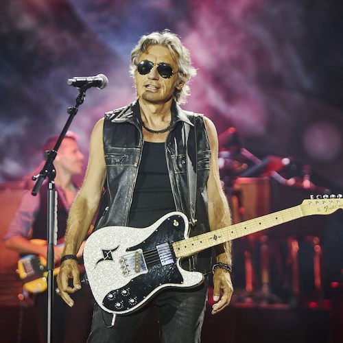 Ligabue, la magia di “Certe notti” conquista il Sud e illumina la Reggia di Caserta