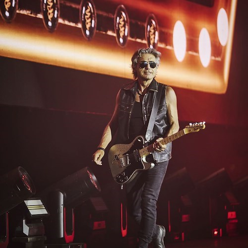 Ligabue, la magia di “Certe notti” conquista il Sud e illumina la Reggia di Caserta