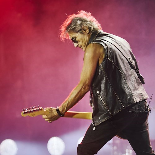 Ligabue, la magia di “Certe notti” conquista il Sud e illumina la Reggia di Caserta