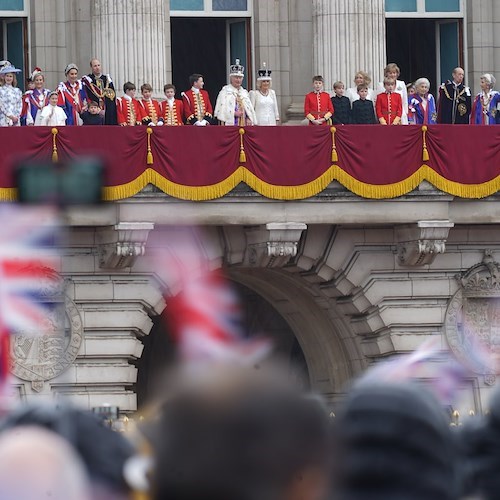 Londra, Carlo III incoronato Re: "Qui per servire"