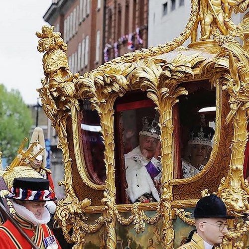 Londra, Carlo III incoronato Re: "Qui per servire"