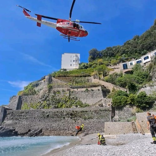 Maiori, cade mentre è in giardino e fa volo di 5 metri: uomo soccorso dai vigili del fuoco