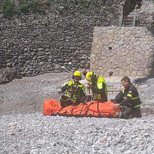 Maiori, cade mentre è in giardino e fa volo di 5 metri: uomo soccorso dai vigili del fuoco