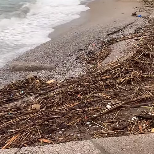 Maiori, chiazza marrone in mare dopo la tempesta /Foto /Video