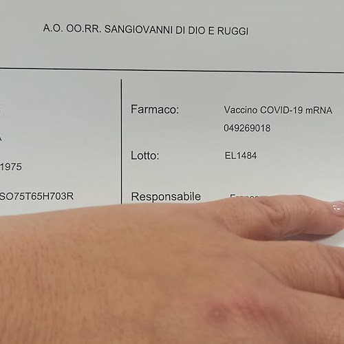 Maiori, Rosa D'Uva tra le prime infermiere professionali della Costa d'Amalfi ad essere vaccinata /Foto