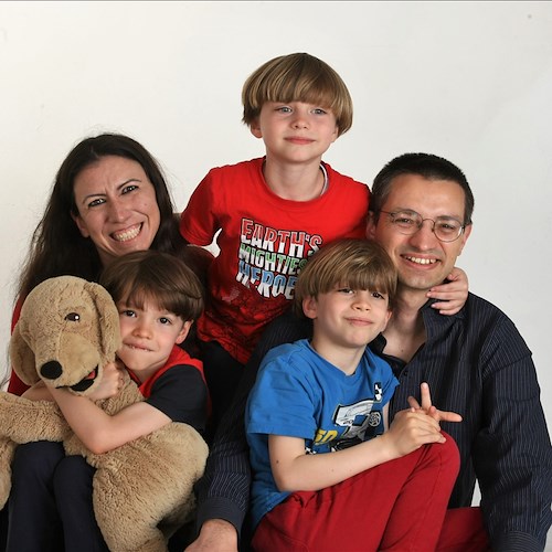 Mamma, papà e i tre figli sono autistici: la loro storia in un libro