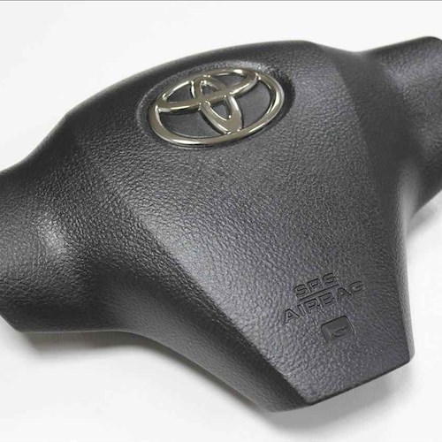 Maxi richiamo Toyota da oltre 700mila di auto: problemi all'airbag