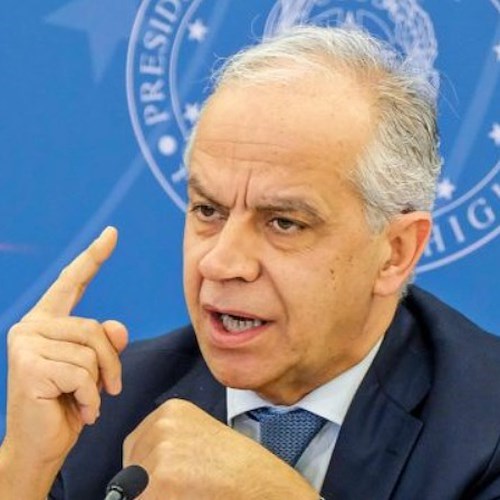 Migranti, polemiche per le dichiarazioni di Piantedosi. Osservatore Romano: "La marcia indietro dei diritti umani"
