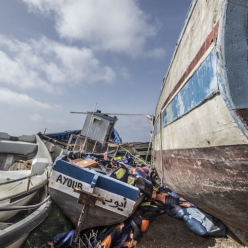Migranti, polemiche per le dichiarazioni di Piantedosi. Osservatore Romano: "La marcia indietro dei diritti umani"