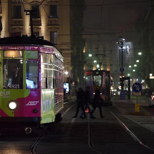 Milano, donna colpita alla testa con il manganello da quattro agenti