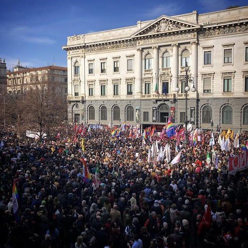Milano, manifestazione famiglie arcobaleno. Botta e risposta via social tra Pascale e Salvini