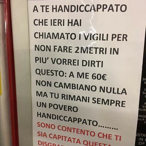 Milano: parcheggia su un posto per disabili e lascia messaggio di insulti che diventa virale