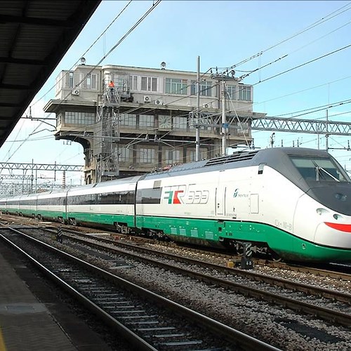Milano: pendolari bloccati su un treno rovente, scatta la rivolta