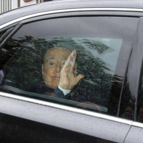 Milano, Silvio Berlusconi dimesso dal San Raffaele dopo 45 giorni di ricovero