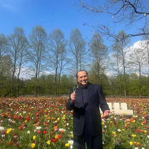 Milano, Silvio Berlusconi dimesso dal San Raffaele dopo 45 giorni di ricovero