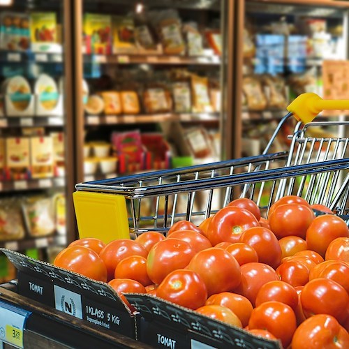 Minaccia di avvelenare acqua e cibo nei supermercati, arrestato 47enne a Roma 