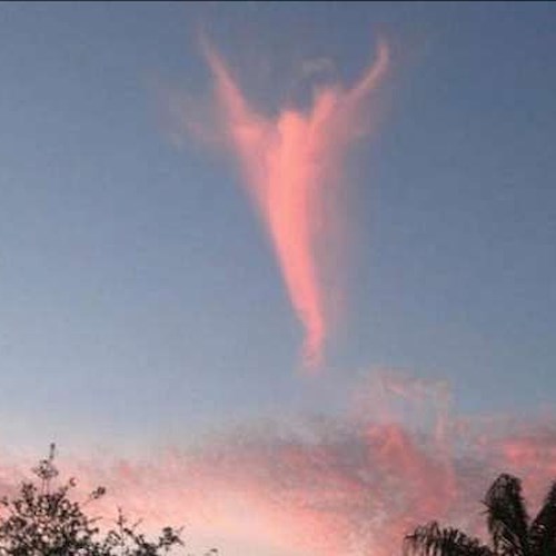 Miracolo ad Ischia un angelo appare nel cielo e subito dopo salvati i fratellini sotto le macerie: la bufala divina!