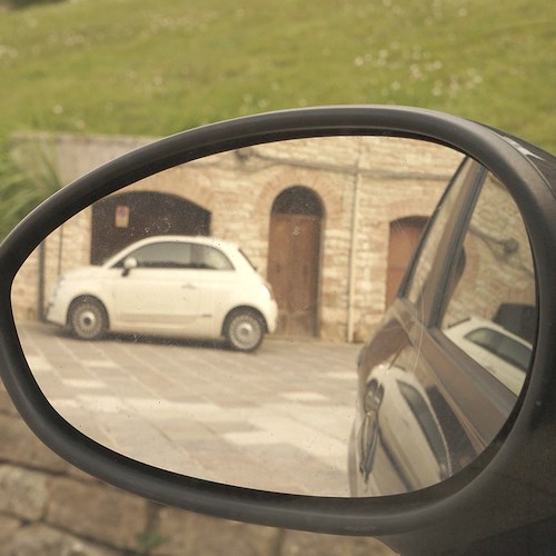 Monza, minorenne ruba auto alla madre per postare sui social scorribande con amici