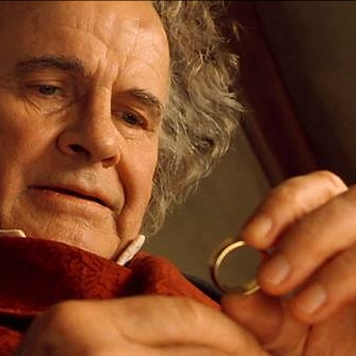È morto Ian Holm: interpretò Bilbo Baggins ne “Il Signore degli Anelli”