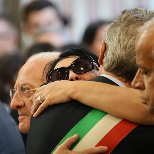 La mamma di Giogiò al funerale oggi abbraccia il sindaco di Napoli, Gaetano Manfredi<br />&copy; pagina Facebook Sindaco di Napoli, Gaetano Manfredi