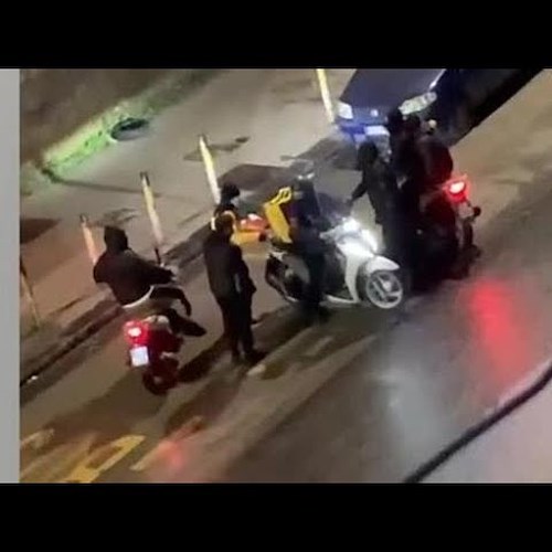 Napoli, rider picchiato e derubato da banda di ragazzi: il video shock