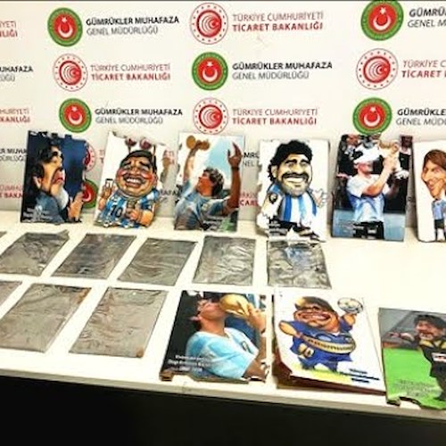 Nasconde cocaina all'interno di ritratti di Maradona, arrestato 72enne
