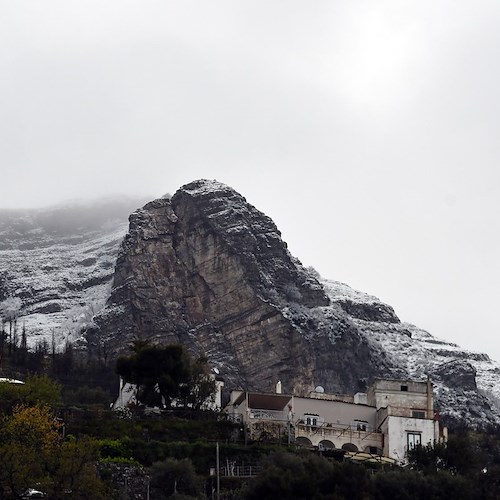 Neve sui Monti Lattari: ecco lo scenario osservato da Positano /Foto Max Capodanno 