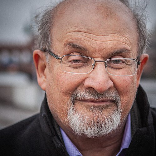 New York, aggredito sul palco Salman Rushdie. Fermato l'assalitore 