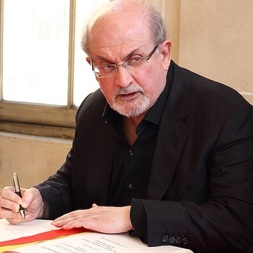 New York, aggredito sul palco Salman Rushdie. Fermato l'assalitore 