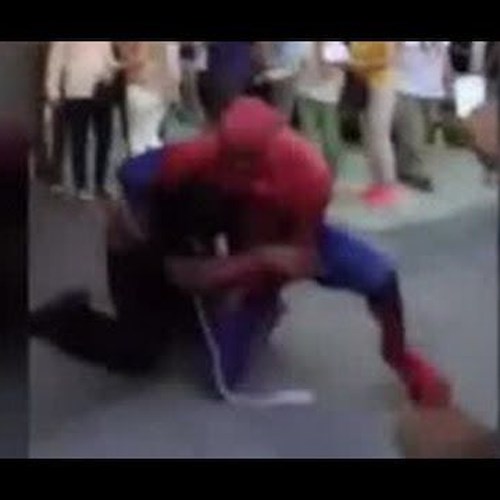 New York: Spiderman in Time Square fa a botte con un passante