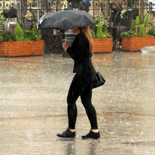 Ragazza sotto la pioggia<br />&copy; Foto di Alicja da Pixabay