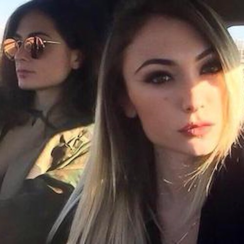 Giulia Tramontano (in primo piano) con la sorella Chiara<br />&copy; pagina Facebook Chiara Tramontano