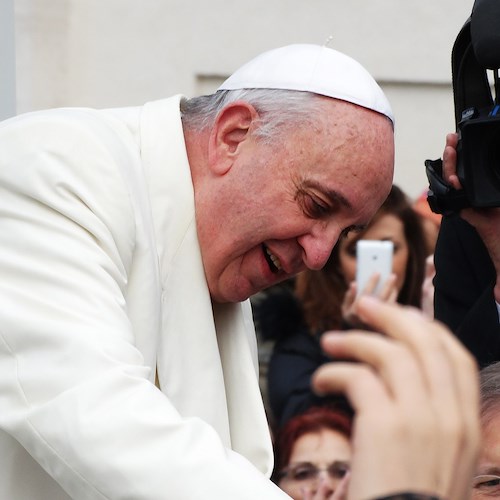Papa Francesco: "Non è veramente Natale senza i poveri, rinasca la carità"