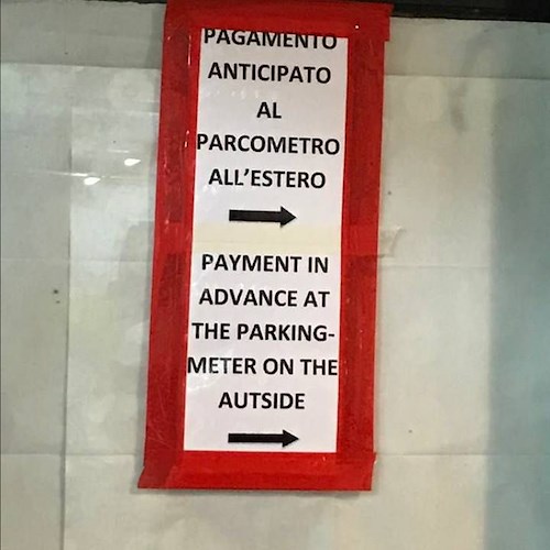 Parcheggio con pagamento anticipato all'estero, la strana richiesta del cartello in Costa d'Amalfi
