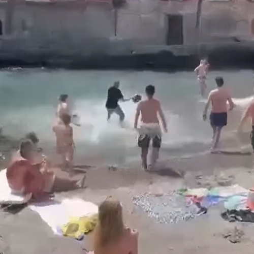 Paura a Posillipo, scoppia rissa a colpi di casco sulla spiaggia delle Monache / VIDEO 