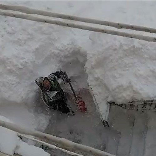 Pescocostanzo, cadono oltre 2 metri di neve. /VIDEO