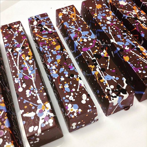 Pezzi di plastica trovati nel cioccolato, ritirate dal mercato inglese tavolette di cioccolato italiano