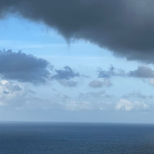 Piccola tromba marina questa mattina a Positano, il fenomeno atmosferico catturato nelle immagini da Fabio Fusco