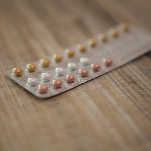 Pillola anticoncezionale gratuita, ok dell'Aifa. Protestano Family Day e Pro Vita