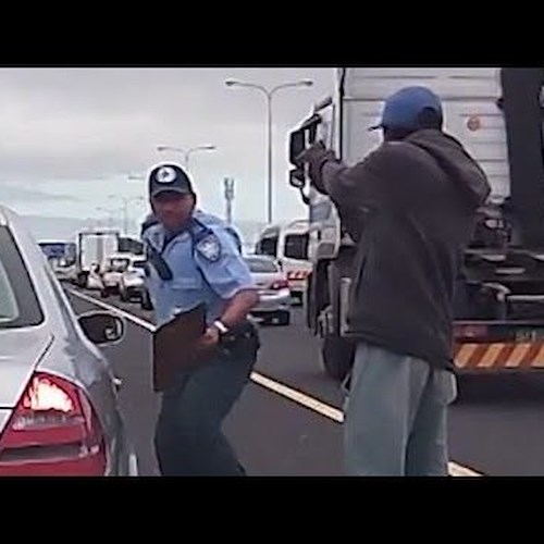 Poliziotto colpito alle spalle in Sud Africa, guardate cosa accade
