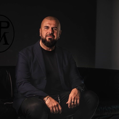 Postalmarket torna in edicola e lo fa con l'ironia dei "The Jackal" 