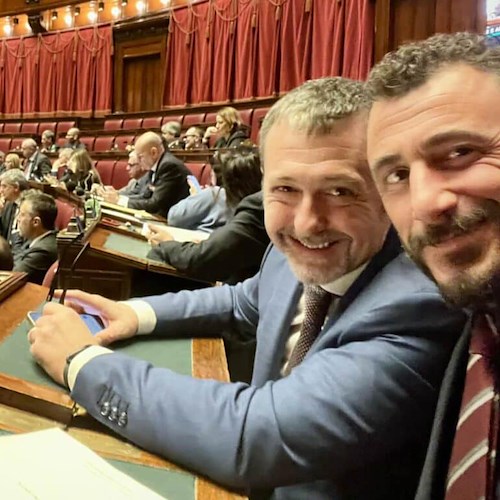 Il deputato di Fratelli d'Italia, Emanuele Pozzolo insieme al sottosegretario alla Giustizia, Andrea Delmastro<br />&copy; pagina FB Alessia Morani, deputata PD