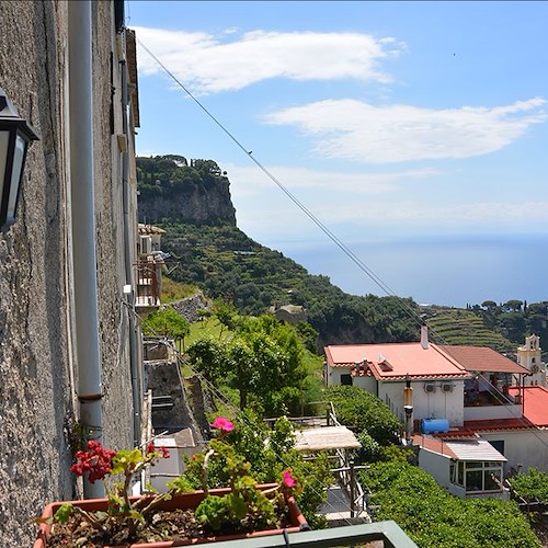 Può un paesino italiano essere così vicino al cielo? Benvenuti nel paradiso di Pontone in Costiera Amalfitana