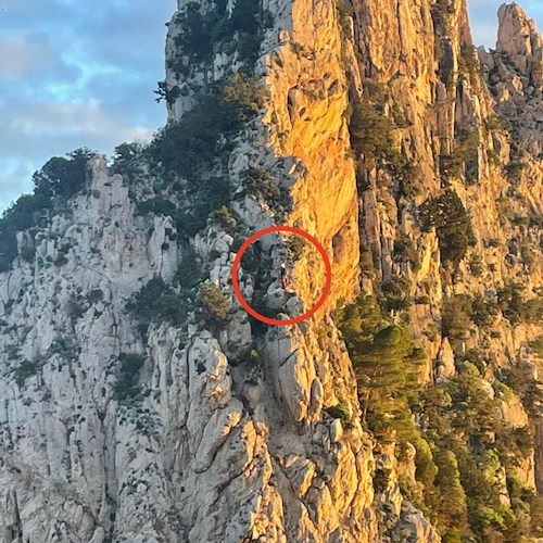 Raggiungono la cima dei faraglioni di Capri ma restano bloccati: soccorsi dal CNSAS della Campania /foto /video