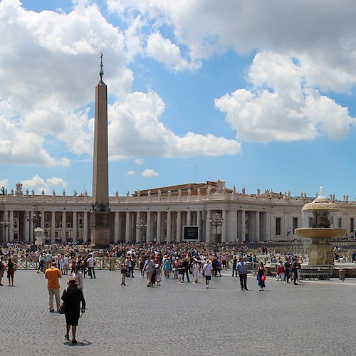 Roma, duecentomila persone in tre giorni per rendere omaggio a Benedetto XVI